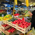 Slabija prodaja ovih dana na Zelenoj pijaci u Pirotu. Prodavci kažu: “Period godišnjih odmora”!