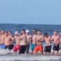 Neobičan prizor na moru! Stotine kupača formiralo "ljudski lanac" u vodi: Kad se saznalo zašto, svi su ostali bez reči (video)…