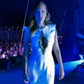 Prorez na grudima i zlatni kristali Aleksandra Prijović u brutalnoj haljini raspametila izgledom, struk kao da se nije…