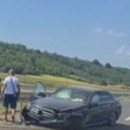 Jeziv prizor na auto-putu ka Beogradu: Mercedesom se zabio u bankinu, automobil potpuno uništen