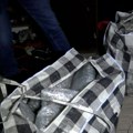 Na Novom Beogradu Trojica „pala“ na parkingu, u "krmačama" i stanu imali čak 112 kilograma marihuane (video)