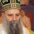Патријарх Порфирије стигао у Пећку патријаршију; Новинару Тањуга забрањен улазак на КиМ