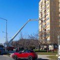 Drama na Novom naselju; Intervenisali vatrogasci na šestom spratu zgrade a evo šta se zapravo dogodilo (foto, video)