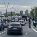 Šok scena na novom Beogradu: Muškarac nasred ulice skakao po haubi automobila: Bahatost nema granicu (video)