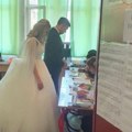 Sa glasanja pravo na venčanje! Mlada i mladoženja ful obučeni u odelo obavili građansku dužnost!