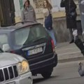 (VIDEO) Automobil udario i nosio na krovu studentkinju tokom odavanja pošte