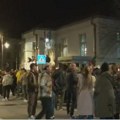 Protest ispred policijske uprave u Čačku zbog hapšenja tri osobe, prisutna i žandarmerija