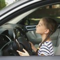 Žena dozvolila devetogodišnjoj devojčici da vozi auto - bosa i po lošem vremenu