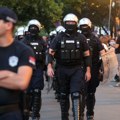 Protest i incidenti ispred prostorija SNS-a u Zemunu i Novom Beogradu