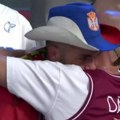 Srbe niko nije mogao da uteši: Navijačima Srbije u Rigi prilazili stranci posle šokantnog poraza... (video)