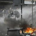 (VIDEO) Vodeni top, suzavac i sukobi s policijom: Oko 300 ljudi uhapšeno tokom protesta u Francuskoj