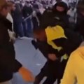 Evropska policija urniše demonstrante, pada krv na svakom koraku! Srbija bi trebalo da se vodi ovom demokratijom (video)
