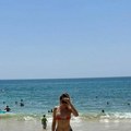 10 Godina nije potrčala, slatkiša se ne odriče: Srpska voditeljka (47) objavila slike u ubitačnom kupaćem - Obline sevaju, ima…