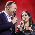 (Video) Drže se za ruke, grle i pevaju Tanja Savić i Bane Mojićević napravili lom na njegovom koncertu u Beogradu: "Najbolja…