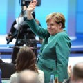 Ангела Меркел са озбиљним изразом лица слушала говор Мерца: Одабиром сакоа и огрлице послала скривену поруку