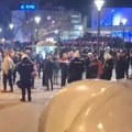 Protest u Novom Sadu, policija razdvaja demonstrante i pristalice SNS-a