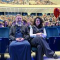 Otac Predrag Popović sa ženom na koncertu Lexingtona Seli u prvi red i ne skidaju osmeh sa lica, a Ivana je moderna popadija…