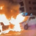 (Video) Ovako je izgledala buktinja: Pojavio se snimak sinoćnog požara u kojem su potpuno izgorela 3 automobila u Novom Sadu…
