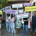 FOTO „Ne kockajte se sa ljudskim zdravljem i životima“: Protest pacijenata Dnevne bolnice u Paunovoj