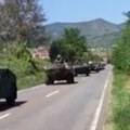 Kolona oklopnih borbenih vozila Vojske na putu ka Kopnenoj zoni bezbednosti