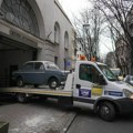 Prinudno se iseljava muzej automobila iz centra Beograda: Pogledajte kako vredne oldtajmere iznose na kamionima za šlep