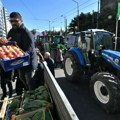Demonstranti na traktorima dele voće siromašnima u Napulju