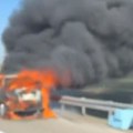 Automobil u plamenu kod naplatne stanice Beška: Zapaljeno vozilo gasila trojica vatrogasaca (video)
