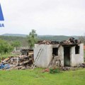 Bitno je samo da smo sačuvali živu glavu: Vatrena stihija petočlanoj porodici Jojić odnela krov nad glavom, sada im pomažu…