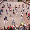 Preko 500 učenika na trgu u Čačku odigralo maturski ples: Ovo su momenti koji će svima ostati zauvek u sećanju