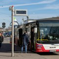 Vozač ispraznio ceo autobus kad je video dete u kolicima: Ljudi se obrušili na majku koja je zaboravila bebu u prevozu u…