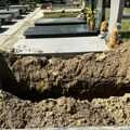 Pokojnika u Rogoznici spustili na zemlju: Svi čekali da čuju sveštenikov glas, a začulo se nešto drugo