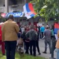 Aktivisti SNS napadnuti u Novom Sadu: Provocirali ih i gađali jajima ispred prostorija stranke