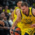 Kakav gest kapitena - Gudurić sa trobojkom podigao trofej Evrolige VIDEO