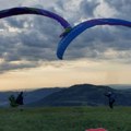 Drama na nebu iznad Čačka Paraglajderista izgubio kontrolu i pao u drveće, izvlačili ga spasioci (foto/video)
