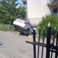 Bmw-om pokosio ženu, pa sleteo s puta! Jeziva scena saobraćajke u Novom Pazaru: Klacka se sa ivice i samo što ne padne (video)…