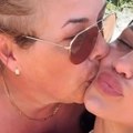 Skinula se majka sestara Rodić: Bogdanina majka otišla na more sa ćerkom i Šijanom, pa se usnimila na plaži