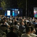 Ministri Vlade Srbije i predstavnici SNS ispred Skupštine sa pristalicama i građanima
