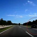Opasna situacija na auto-putu: Automobil se kreće u suprotnom smeru u punoj brzini (VIDEO)