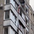 (Video) Potresan snimak iz Kijeva: Ljudi napravili uže od čaršava da bi se spustili niz zgradu nakon brutalnog ruskog napada