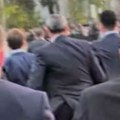 Макрон трчи, кинески полицајци га јуре: Хаос током државне посете председника Француске, неочекивано се одвојио од обезбеђења…