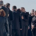 Milica Pavlović stigla na sahranu brata Darka Lazića: Kada je zagrlila kolegu, on zajecao (video)