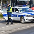 Saobraćajka na Brankovom mostu Motociklista leži na putu, policija i Hitna pomoć na licu mesta