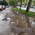 Između bara i blata – stanari na Bulevaru Nemanjića mesecima čekaju „par kilograma asfalta“