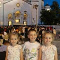 Molila sam se i nosila ga 2 godine, dok nisam dobila trojke: Marija sa decom 11 sati čekala da celiva Pojas