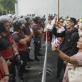 (FOTO, VIDEO) Besne sukobi u Tirani: Demonstranti gađali policiju jajima, bačen suzavac ispred parlamenta