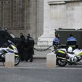 Maskirani napadač nožem izbo ženu u Parizu pred šestogodišnjom ćerkom