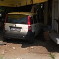 Automobil uleteo u baštu kafića na Banjici