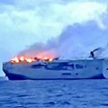 Snimci teretnog broda koji gori: Tone 3.000 automobila, posada poskakala u more (foto/video)