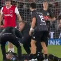 Drama poznatog fudbalera: Srušio se na travu i počeo da se trese! Lekari se bore za njegov život video
