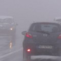 AMSS upozorio vozače: Vožnju otežavaju mokri putevi, a na planinama sneg i vetar